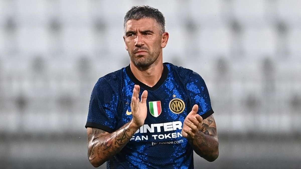 L'annuncio di Kolarov: "Comunico oggi il mio addio al calcio giocato. Sono riuscito a realizzare il mio sogno"