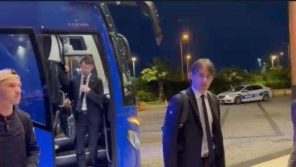VIDEO - Missione Champions, l'Inter arriva in hotel a Istanbul: Inzaghi il primo a scendere dal pullman