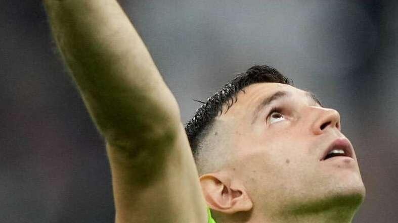 VIDEO - L'ultima del "Dibu" Martinez: festeggia in faccia ai tifosi cileni dopo il gol di Lautaro