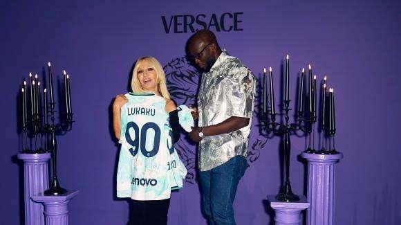 Lukaku guest star dell'evento Versace a Milano. Sui social il saluto all'amica Donatella