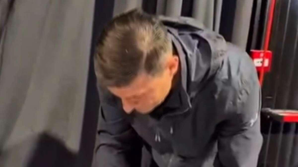 VIDEO - Javier Zanetti ospite speciale del CardFest di Milano: eccolo mentre firma la 'sua' carta