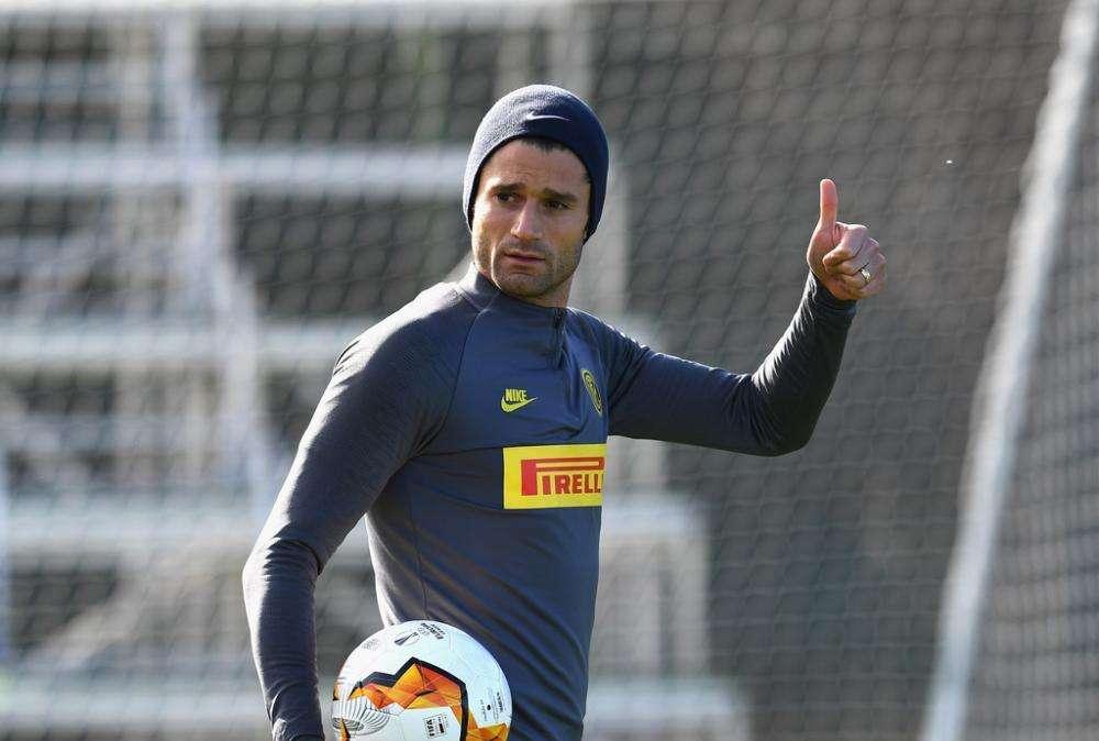 Candreva, palleggi in casa con la compagna. Ma succede un imprevisto...