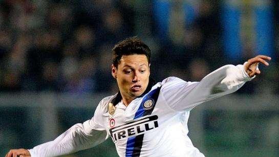 Zarate corre, gli altri restano dietro. Chivu spiazzato, poi quel rigore...
