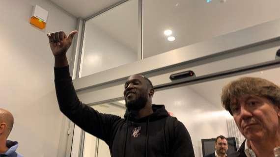 VIDEO - L'abbraccio dei tifosi a Lukaku. E lui ricambia con un 'cinque'