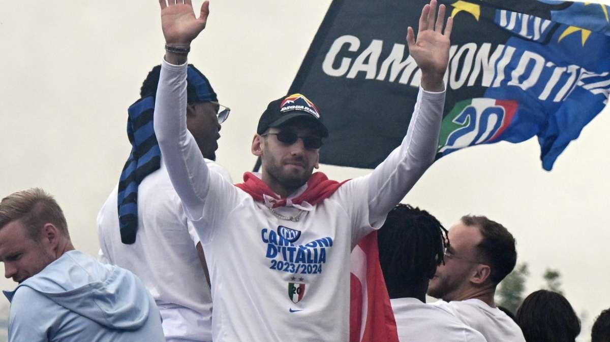 Inter-Lazio, Calhanoglu carica l'ambiente con le immagini della festa scudetto: "Trophy day"