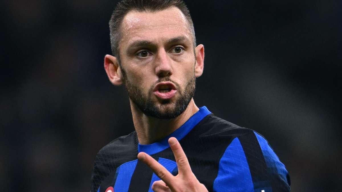 CdS - De Vrij stop: out 10-15 giorni? Inzaghi valuta due alternative