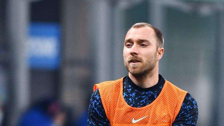 Eriksen, lavoro extra dopo la partita: esercitazione sui calci lunghi sul prato di San Siro