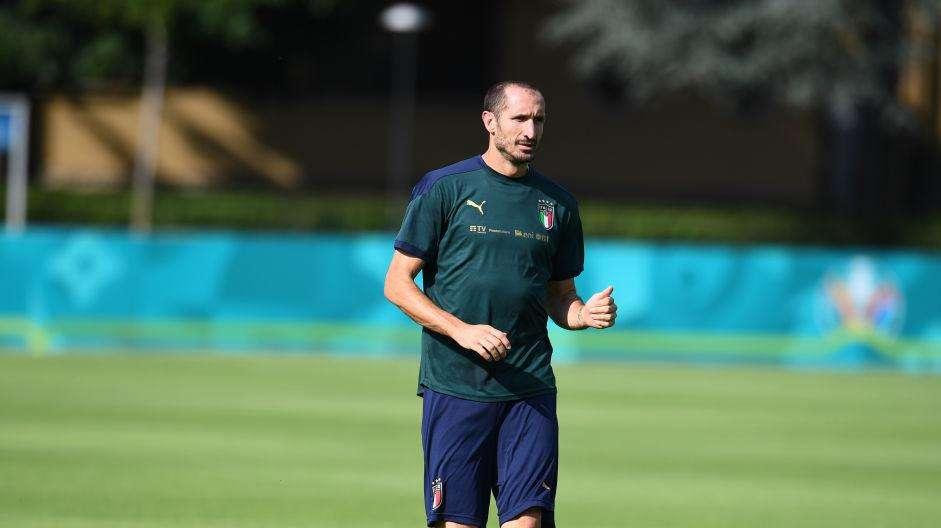 Nazionale, Chiellini torna ad allenarsi col gruppo: probabile dal primo minuto Acerbi al suo posto