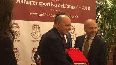 VIDEO - Ausilio è il Manager Sportivo dell'Anno 2018. Lo premia Marotta: "Riconoscimento meritato"