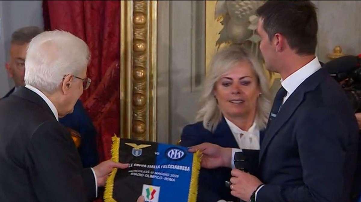 Chivu consegna a Mattarella la maglia che l'Inter indosserà domani