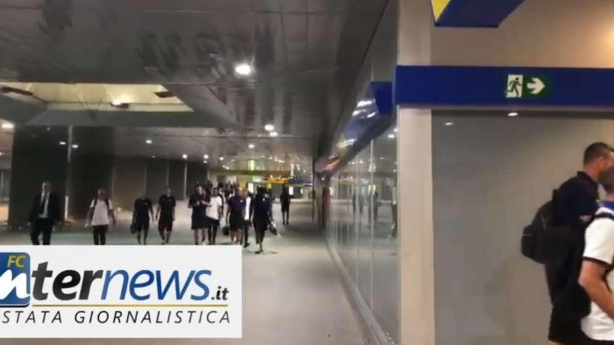 VIDEO - L'Inter rientrata a Milano: selfie e autografi coi tifosi 'nottambuli'