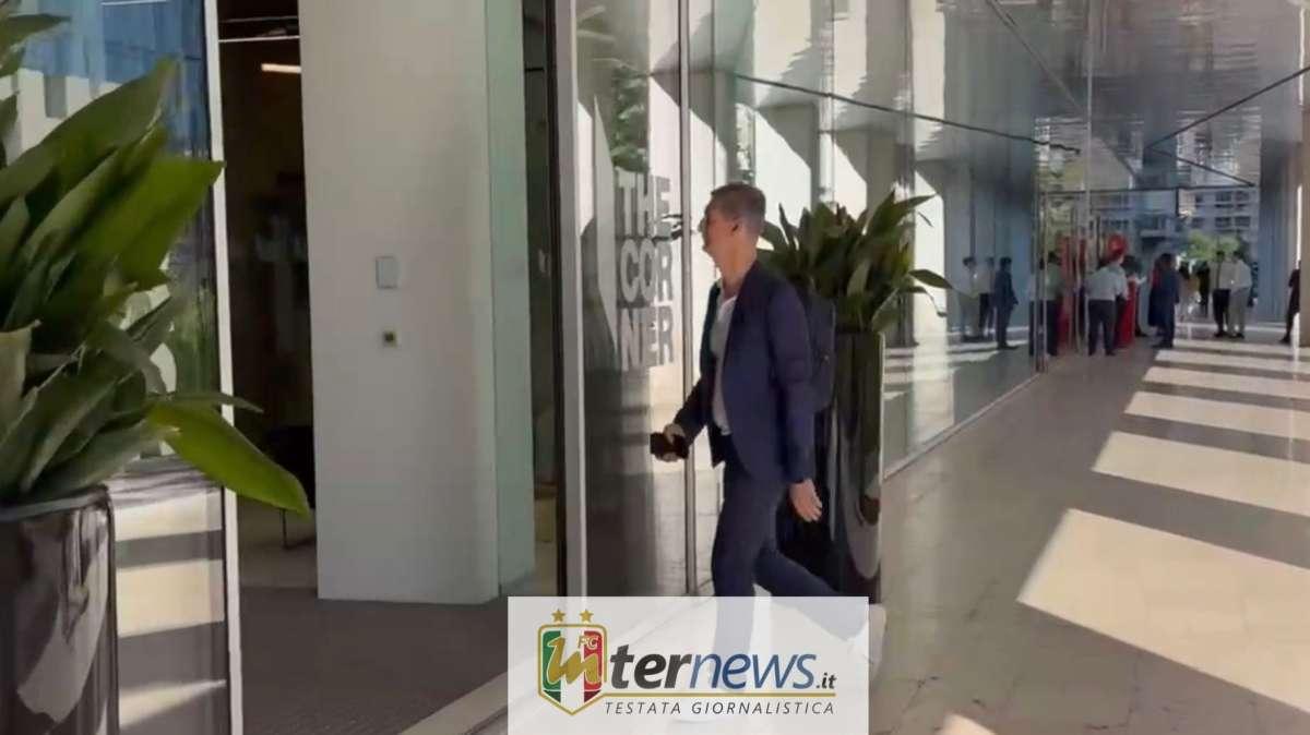 FOTO - Anche l'avvocato Scaccabarozzi (agenzia Riso) arriva nella sede nerazzurra