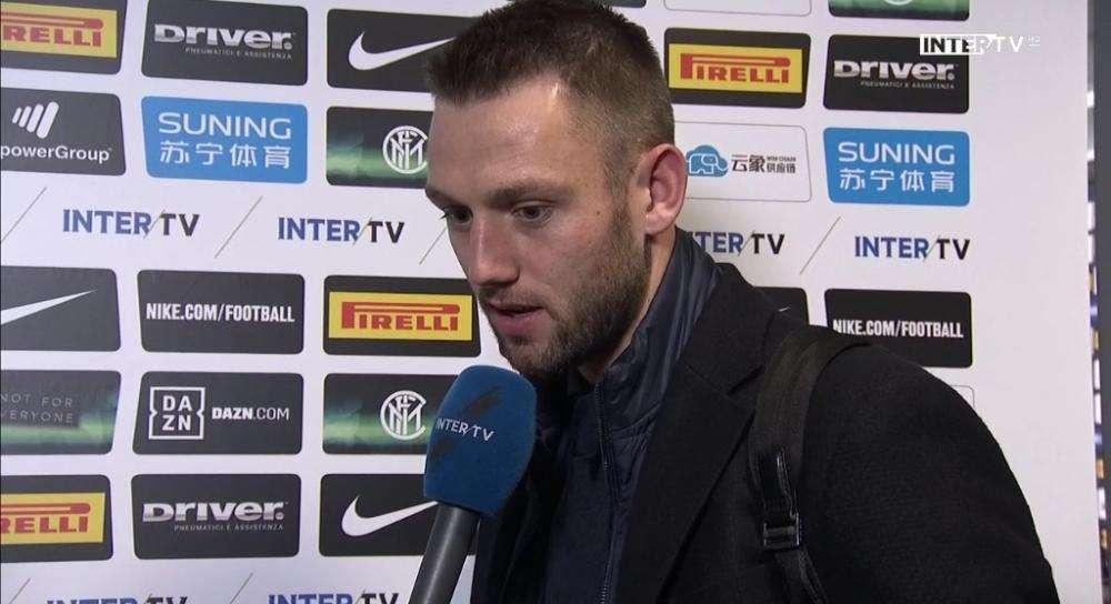 Brescia schiantato a San Siro, De Vrij esalta il gruppo su Twitter con due hashtag