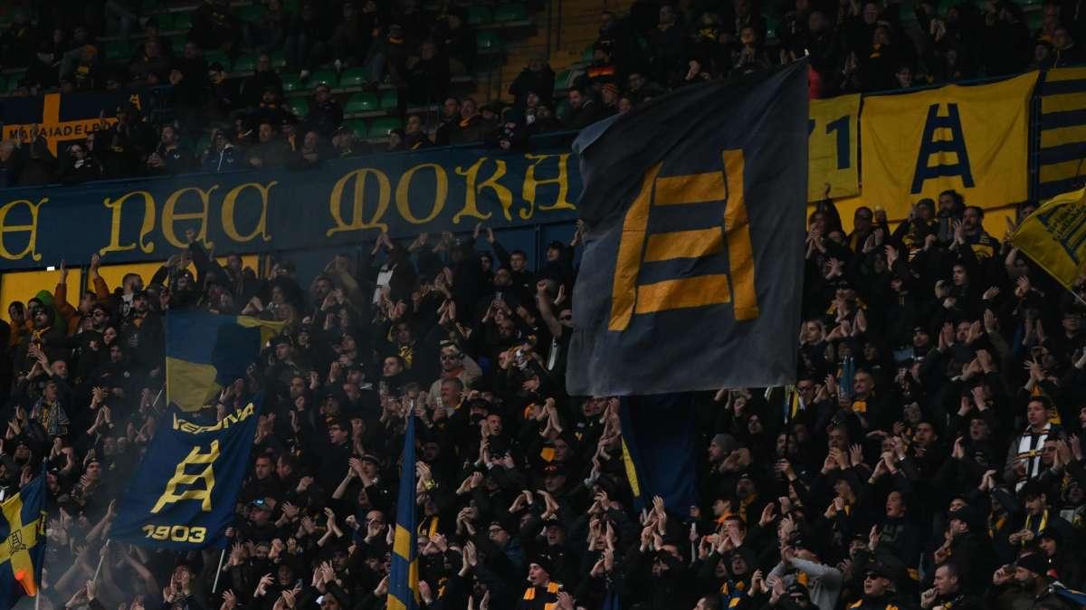 Verona demolito in campo, i tifosi reagiscono con goliardia: esultanze per dei gol 'virtuali' in Curva Sud