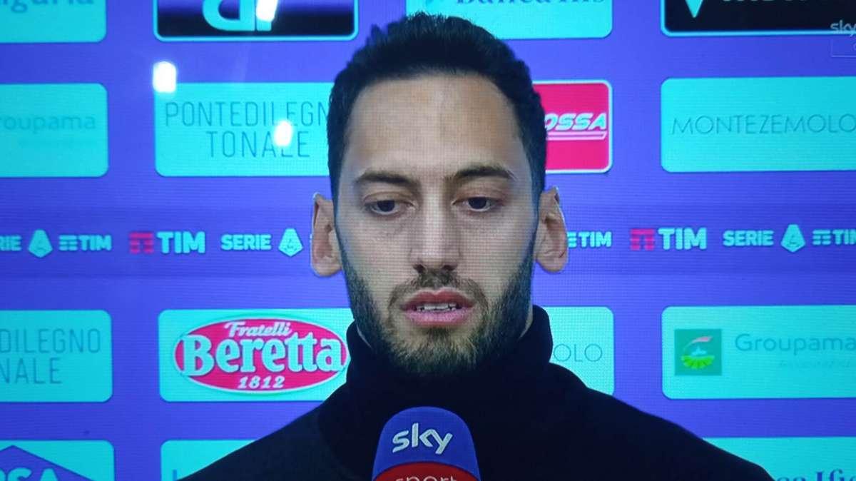 Calhanoglu a Sky: "Non guardiamo il Napoli, dobbiamo pensare a vincere stasera"