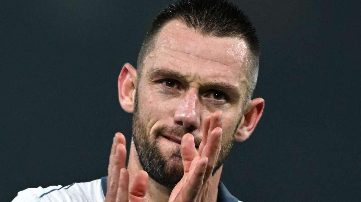Sky - Emergenza in difesa per Inzaghi: si ferma De Vrij. Al posto dell’olandese provato Bastoni 