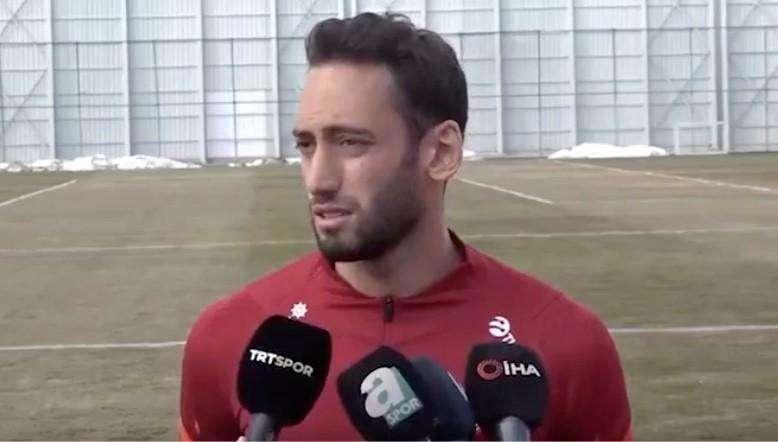 Calhanoglu: "I miei compagni dell'Inter arrabbiati per il ko con la Macedonia. Difesa a tre? Mi piace"
