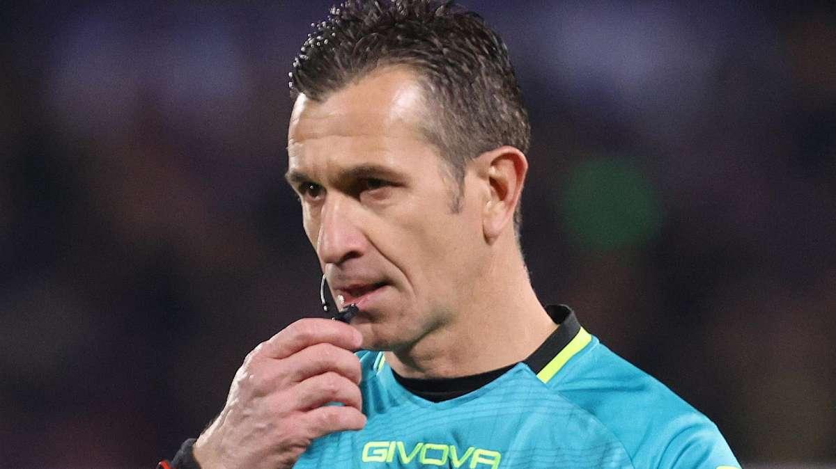 Napoli-Inter, la moviola - Serataccia di Doveri: vede male nelle due aree e sbaglia la gestione dei cartellini