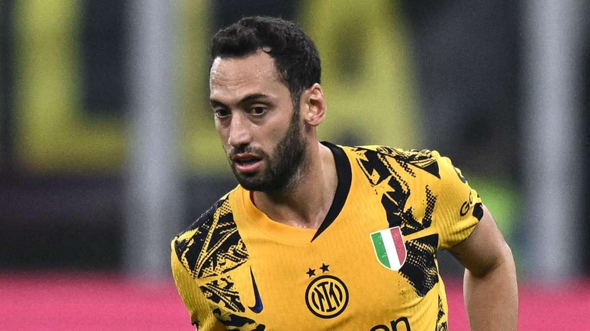 Calhanoglu si gode il ritorno in campo e i tifosi si scatenano: "Ti prego, non lasciarci mai più"