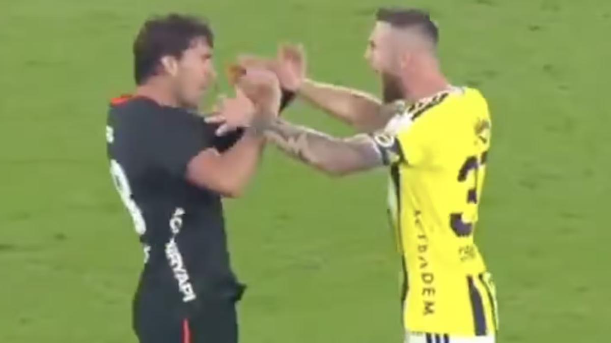 Fenerbahce-Besiktas, scrintille tra Skriniar e Vlahovic: gol, testa a testa e insulti in italiano