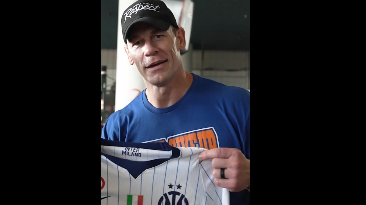 VIDEO - La maglia stile Yankees a John Cena. Scelta forse infelice...