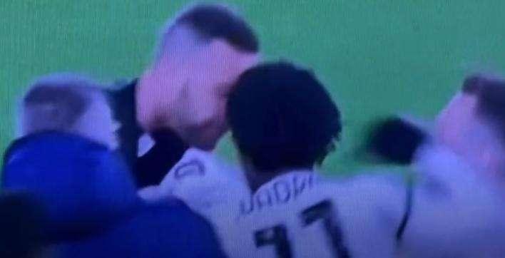 VIDEO - Finale rovente in Juventus-Inter: pugno di Cuadrado ad Handanovic