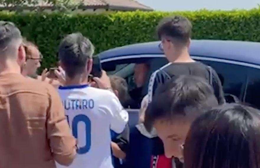 VIDEO - Appiano, i tifosi a Perisic: "Resta all'Inter, vogliamo vincere la seconda stella con te"