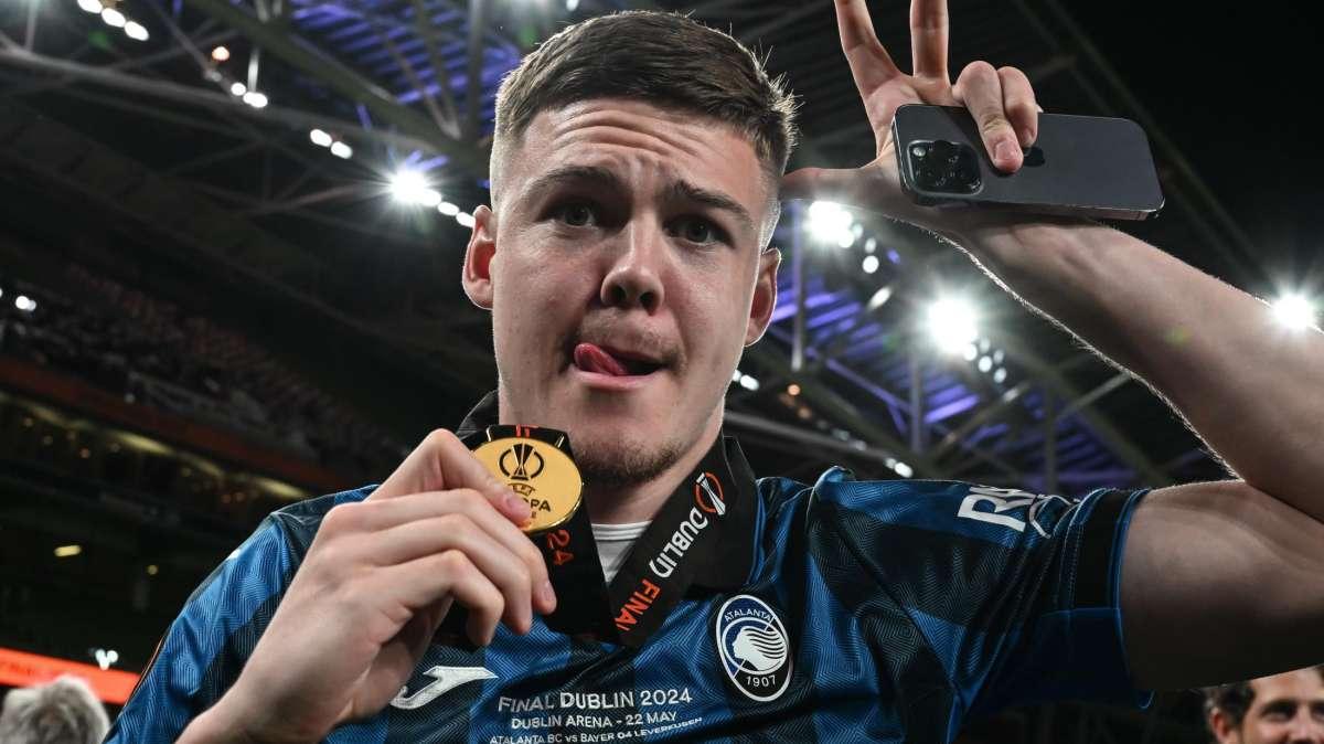 CdS - Dumfries resta in bilico: è il bivio del mercato dell'Inter. A Inzaghi piace Holm: lui il prescelto in caso di addio dell'olandese