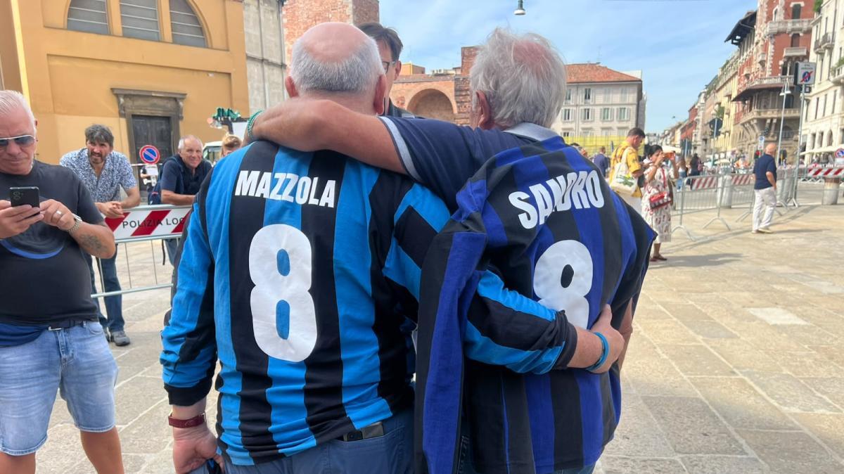 VIDEO - Tifosi, dirigenti, striscioni e applausi: l'ultimo saluto a Mazzola