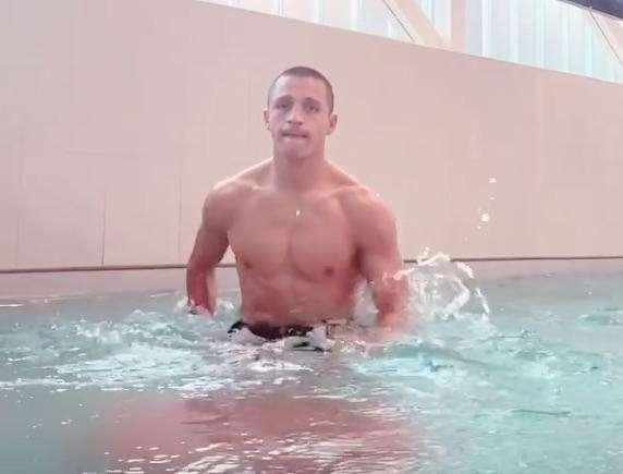 Sanchez, palestra e terapie in piscina: l'obiettivo è tornare con Crotone o Samp