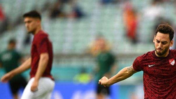 Calhanoglu conferma: "Accordo con l'Inter, domani firmerò il contratto". Si parla di opzione per un quarto anno