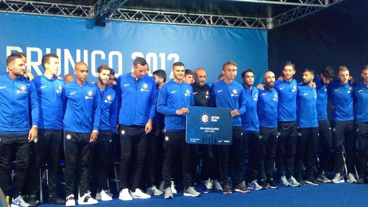 L'Inter si presenta ai tifosi, tra cori e selfie. Spalletti: "Se volete aiutarmi..."