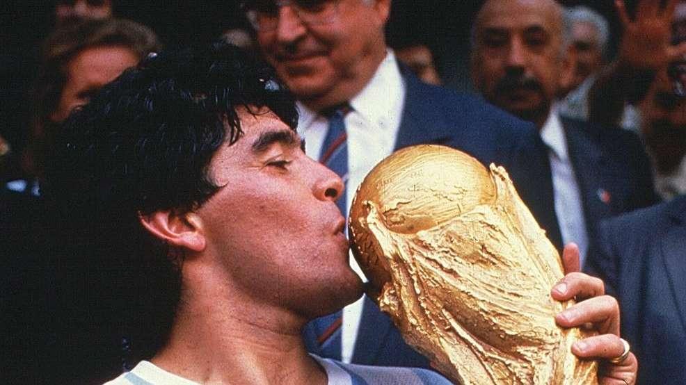 Napoli pronta a intitolare il San Paolo a Maradona. L'ass. Borriello: "Lui era questa città"