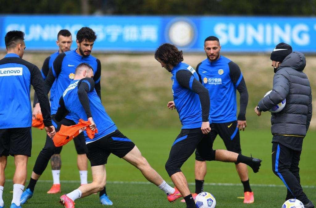 Nessun nuovo positivo per l'Inter, ok agli allenamenti. Partono i convocati all'estero, azzurri ancora ad Appiano