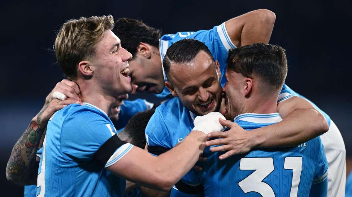 Il Napoli tampona la pareggite: basta il gol di Lobotka per battere il Sassuolo. Conte torna a -6 dall'Inter