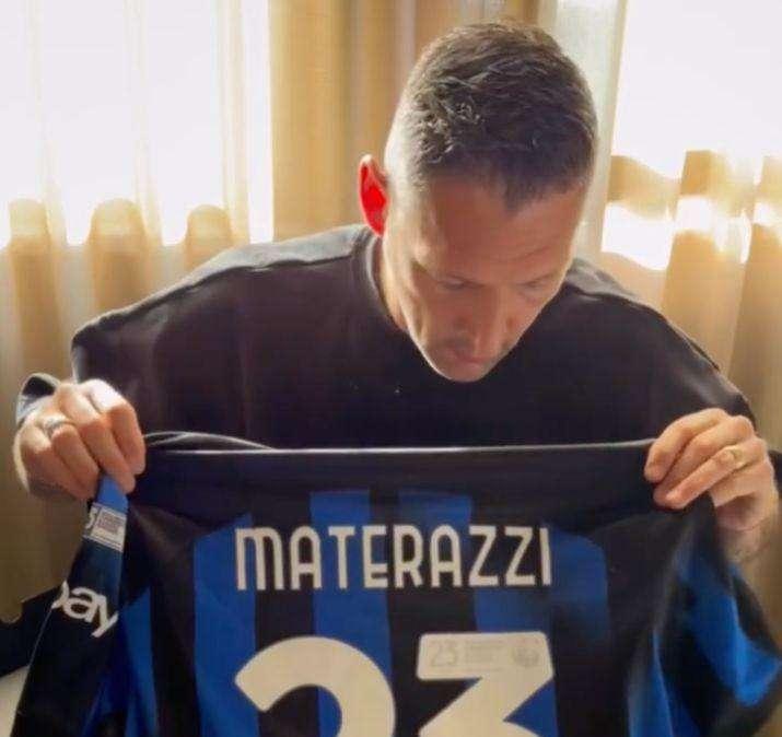 Materazzi, derby con 23 speciale: Matrix con la maglia realizzata per 'TH3 EXT1NCTION NUMB3RS'