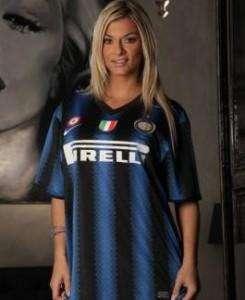 Klarisa Leone posa con la maglia dei nerazzurri