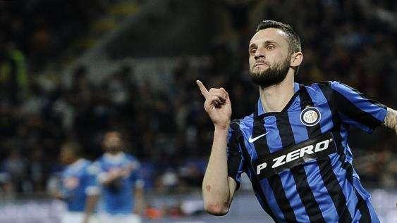 Prima Icardi, poi Brozovic: l'Inter stende il Napoli e torna a -3 dalla Roma
