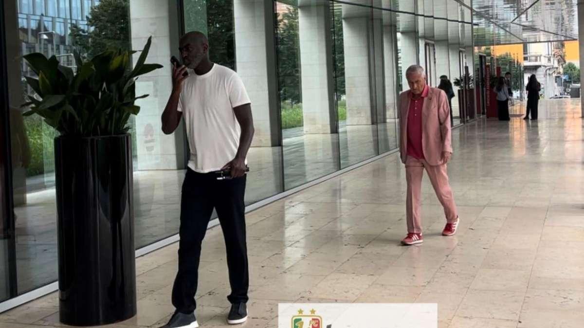VIDEO - L'entourage di Agoumé nella sede dell'Inter: tempo di decisioni