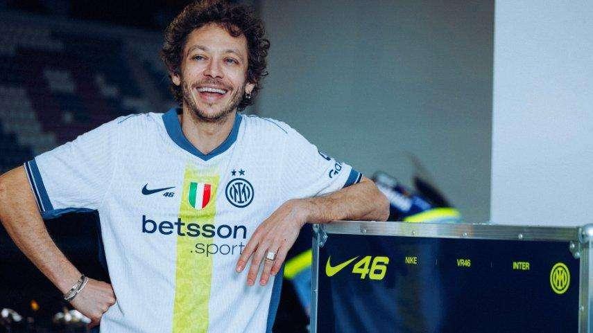 L'Inter in sella con Valentino Rossi: con il Cagliari maglia speciale dedicata al campione di motociclismo