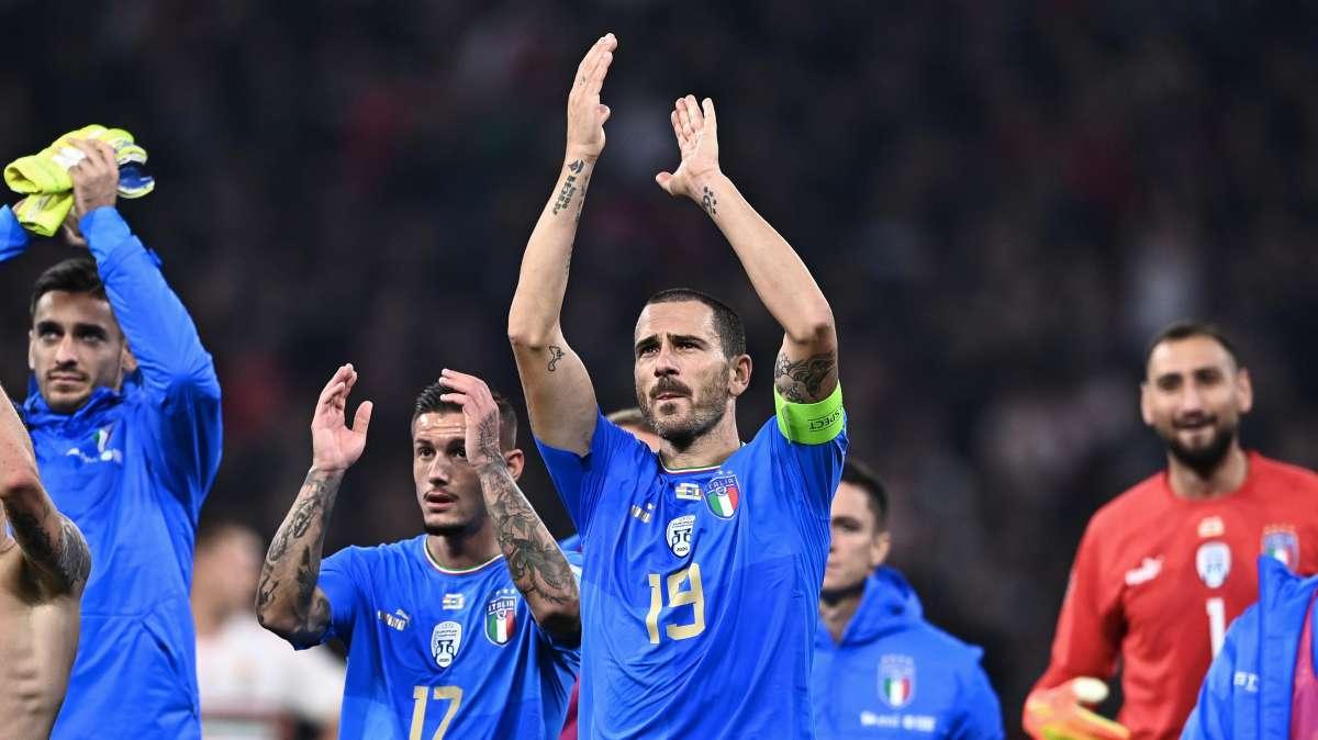 Italia, la tifosa cacciata dal pullman diventa virale. Bonucci spiega: "Non era autorizzata"