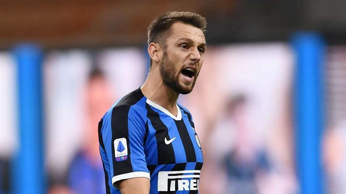 Inter-Fiorentina, De Vrij stop al 23': trauma distorsivo al ginocchio sinistro per l'olandese 