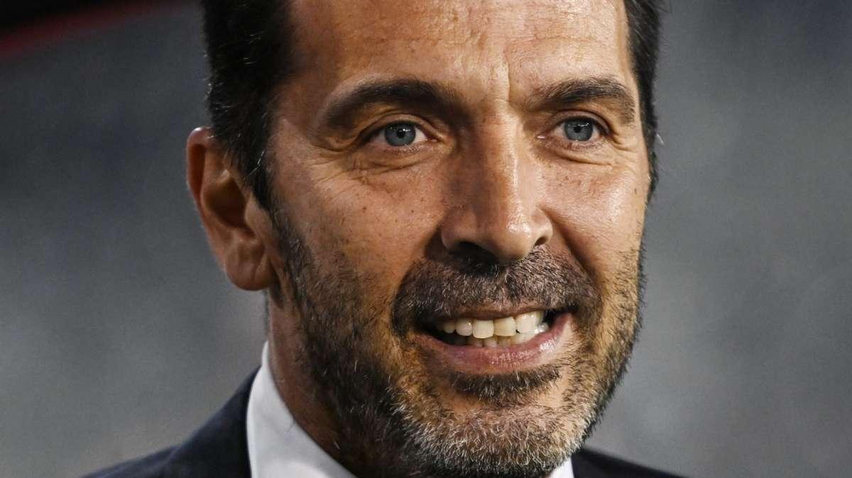 Buffon: "Godiamoci questa lotta a tre. Ma chi vuole lo scudetto dovrà confrontarsi con Conte"