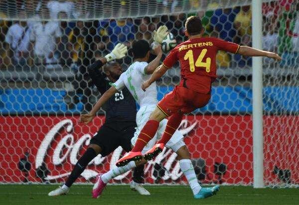 Fellaini e Mertens ribaltano l'Algeria: 2-1 Belgio