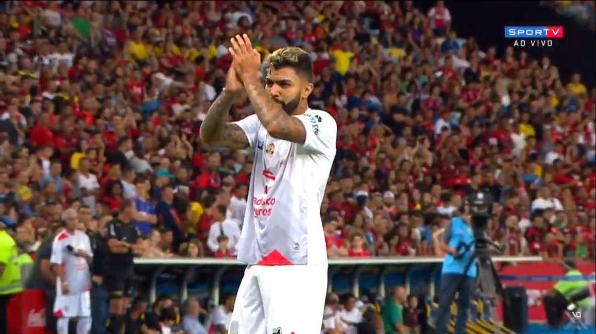 VIDEO - Partita delle stelle, quanti ricordi: Julio Cesar è un gatto, che errore di Adriano. Capolavoro di Zico a 65 anni