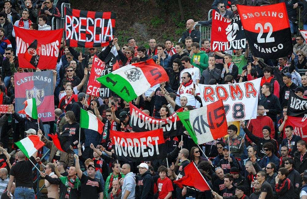 Striscione anti-Napoli dei milanisti. La Nord pagò...