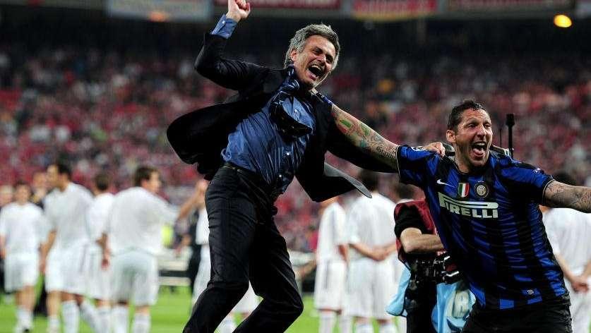 Scudetto all'Inter, un abbraccio dagli eroi del Triplete. Materazzi: "Godo perché qua ogni titolo vale 4-5 di quelli degli altri"