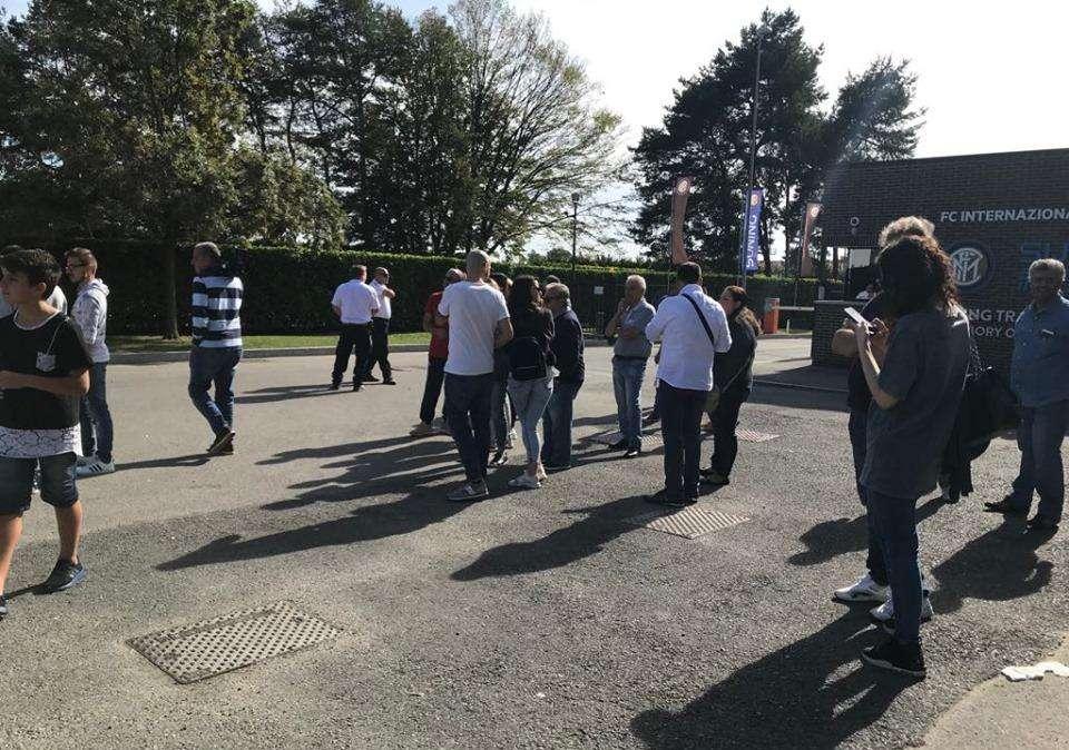 FOTO - Febbre da Inter-Juve, un centinaio di tifosi fuori dalla Pinetina