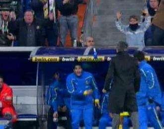 4-2 Kakà: Mou esplode, Cani gli lancia una bottiglia! 