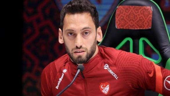 Calhanoglu: "Al rientro in Italia devo concentrarmi sull'Inter. Il Milan è avanti, ma spero di andare in testa"